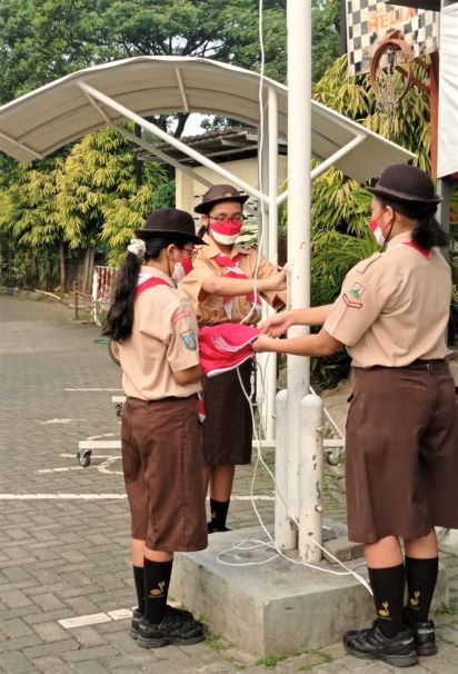bendera hampir naik---
